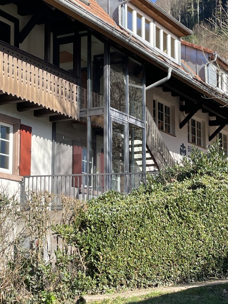 Glasvorbau am sanierte Schwarzwälder Bauernhaus