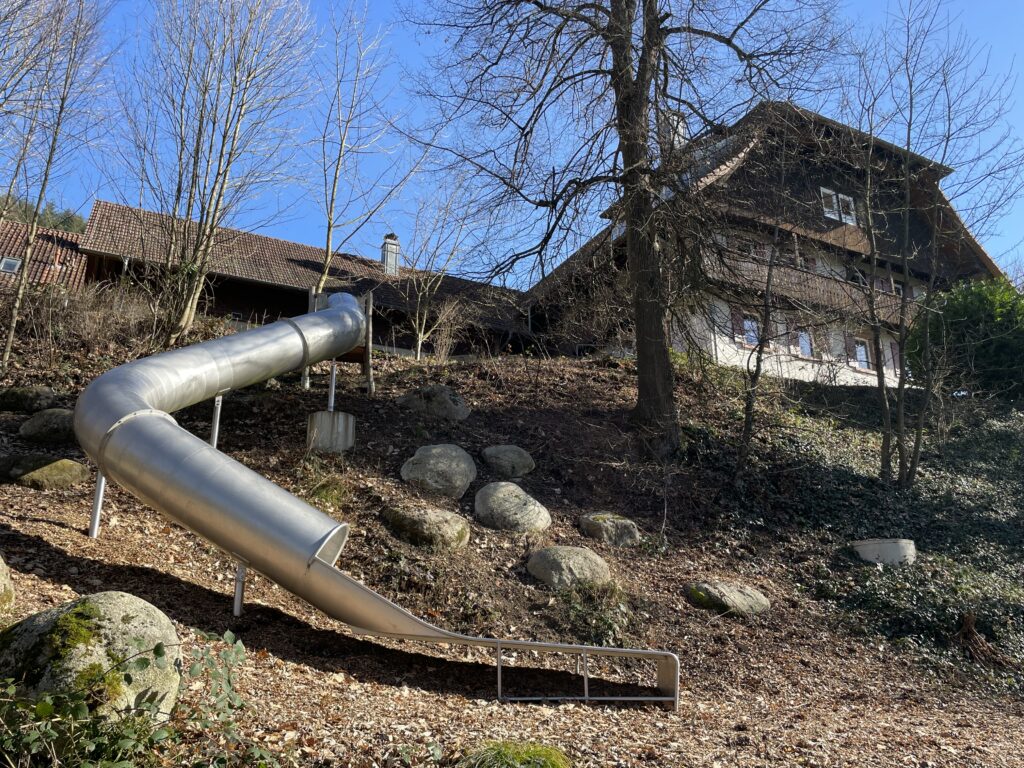 Rutschbahn in Außenanlage des Schwarzwälder Bauernhauses