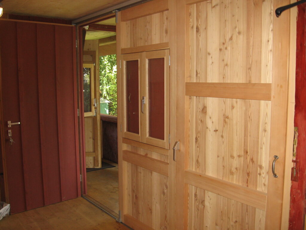 Sanierung Tinyhouse: dreigliedrige aufklappbare Tür mit integriertem Fenster m. Fensterladen